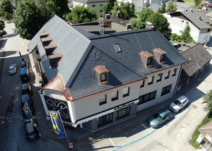 Schiefereindeckung mit Ornament – Raiffeisen Bank Windischgarsten