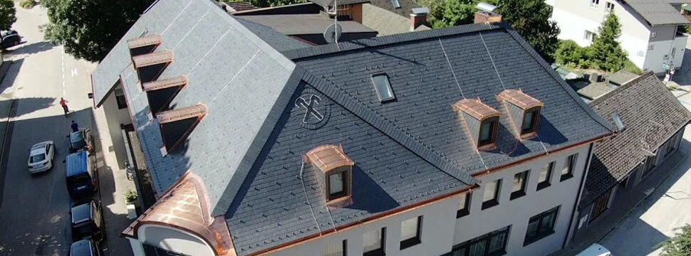 Schiefereindeckung mit Ornament – Raiffeisen Bank Windischgarsten