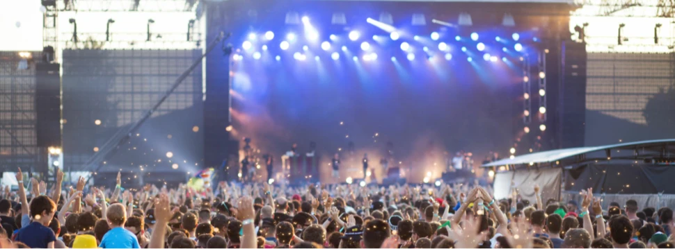 Menschenmenge jubelt bei einem Open-Air Konzert