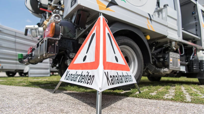 Rohreinigung Reutte | Professionelle Kanalarbeiten mit Sicherheitskennzeichnung – zuverlässiger Einsatz von Spülfahrzeugen zur Rohrreinigung.