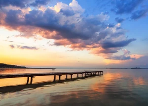 Ein stiller Sonnenuntergang am See lädt zum Innehalten ein – ein Sinnbild für Ruhe, Abschied und die tröstende Kraft der Natur in Zeiten der Trauer.