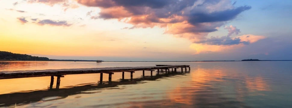 Ein stiller Sonnenuntergang am See lädt zum Innehalten ein – ein Sinnbild für Ruhe, Abschied und die tröstende Kraft der Natur in Zeiten der Trauer.