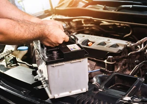 Experten stellen Autobatterien bereit und kümmern sich zugleich um die fachgerechte Rücknahme der alten Batterie.