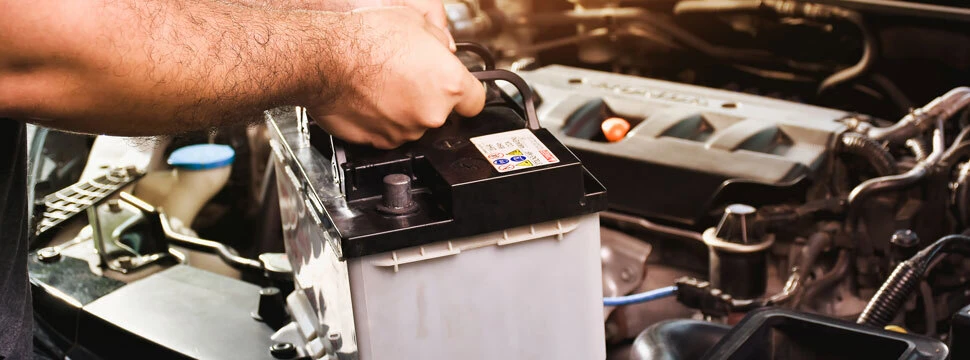Experten stellen Autobatterien bereit und kümmern sich zugleich um die fachgerechte Rücknahme der alten Batterie.