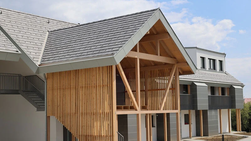 Wohngebäude mit Holz- und Metallakzenten gedeckt von der Spenglerei-Dachdeckerei PAAR GmbH