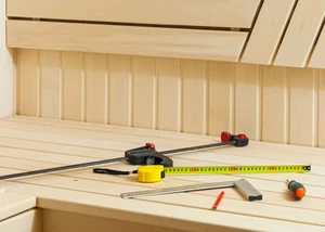 Beim Aufbau einer Sauna kommt es auf präzises Werkzeug und sorgfältige Handarbeit an – nur so entsteht ein langlebiges Wellness-Highlight.