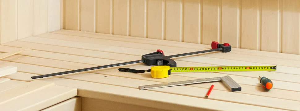 Beim Aufbau einer Sauna kommt es auf präzises Werkzeug und sorgfältige Handarbeit an – nur so entsteht ein langlebiges Wellness-Highlight.