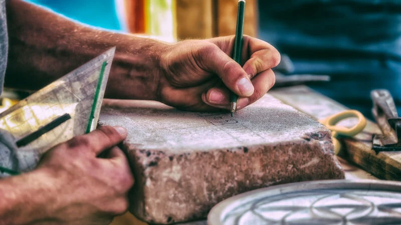 Jeder Grabstein beginnt mit einer sorgfältigen Zeichnung – die Grundlage für eine individuelle und würdevolle Gestaltung.