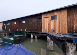 Bootshäuser mit neuen Holzverkleidungen – von Zimmerei Gotthard Schaffgotsch