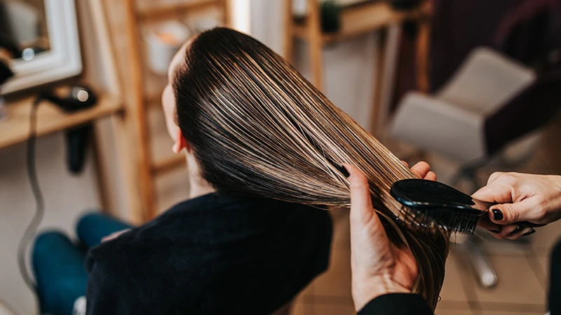 Kundin beim Friseur in Schrebbs Kundin im Friseursalon in Schrebbs bei der Vorbereitung und Beratung zum Haarschnitt