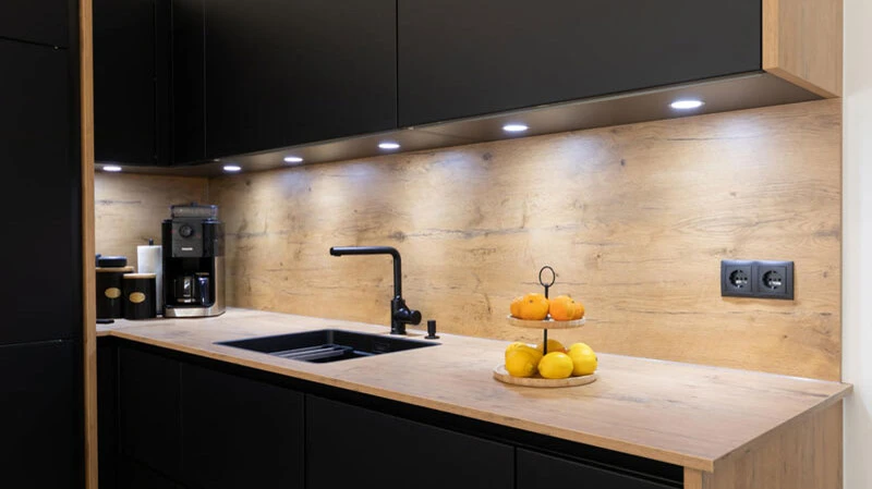 Moderne Küche mit Holzelementen von Reparaturtischlerei Schinnerl GmbH